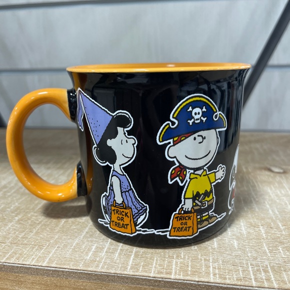 Peanuts Snoopy Halloween Charlie Lucy Sally Linus Franklin Ceramic Mug NWT - Picture 3 of 5